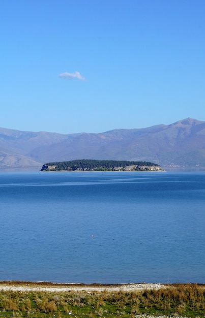 imagen de un lago Prespa y una isla golem grad