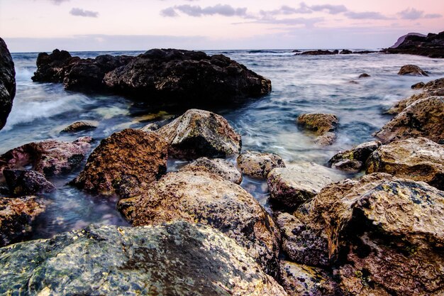 Imagen de larga exposición de la costa del mar en Tenerife