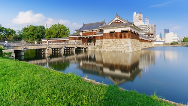 Imagen de larga exposición de la entrada del castillo de Hiroshima, Hiroshima, Japón