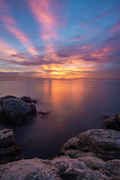 Imagen de larga exposición de mar y cielo en Twilight Time