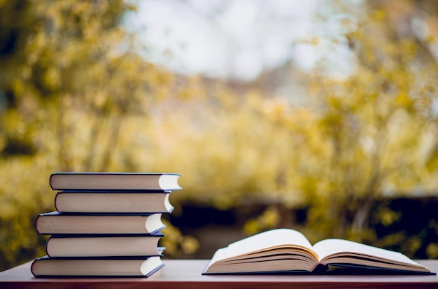 Foto la imagen del libro se coloca en la mesa materiales didácticos concepto de educación con espacio para copiar