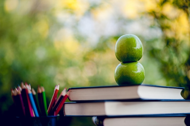 Foto la imagen del libro se coloca en la mesa materiales didácticos concepto de educación con espacio para copiar