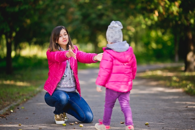 Imagen de linda niña y su madre jugando en el parque