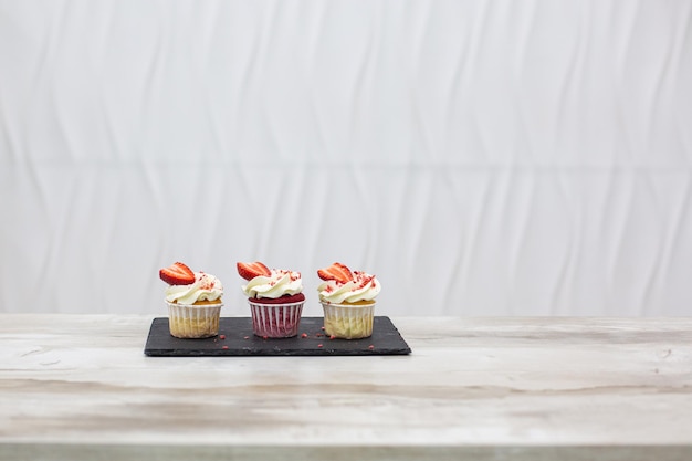Foto imagen de lote de cupcakes de fresa caseros
