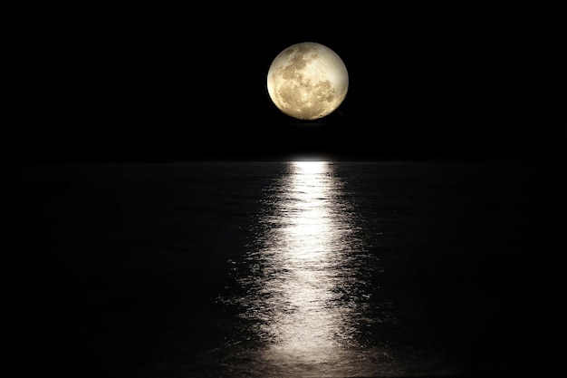 Foto imagen de la luna llena y el mar