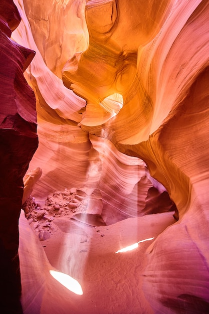 Imagen de la luz atraviesa la roca de un cañón naranja