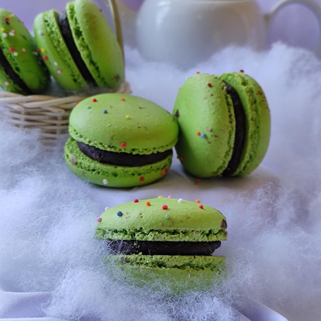 Imagen de un macaron verde sobre un fondo blanco.