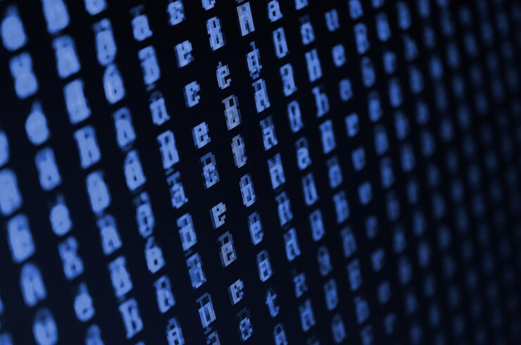 Foto imagen macro de una falla en el monitor de una computadora de oficina el concepto de introducir un virus en un guardián de datos personales flujo de símbolos verdes aleatorios color azul clásico fantasma