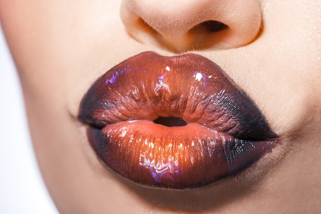 Imagen macro de labios de mujer con lápiz labial