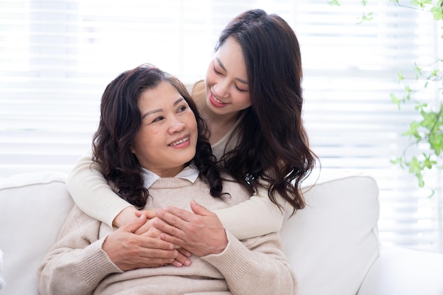 Imagen de madre e hija asiáticas en casa