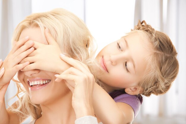 imagen de madre e hija haciendo una broma o jugando al escondite