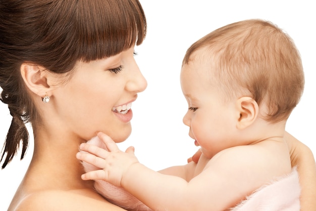 imagen de madre feliz con adorable bebé