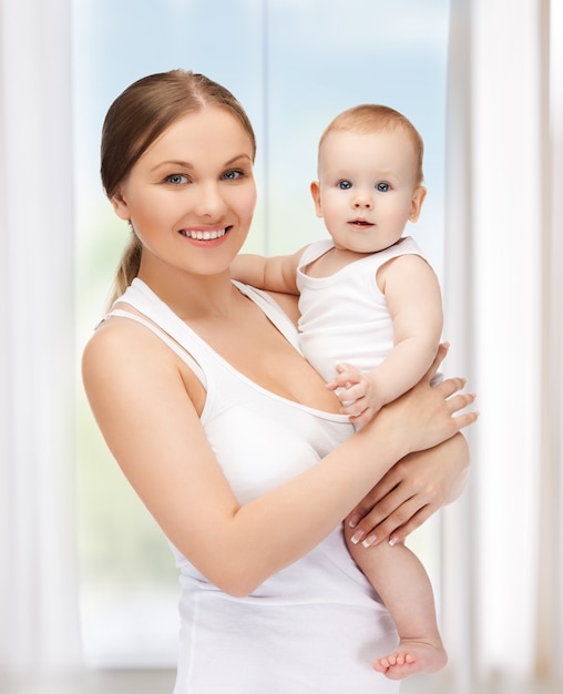 imagen de madre feliz con adorable bebé