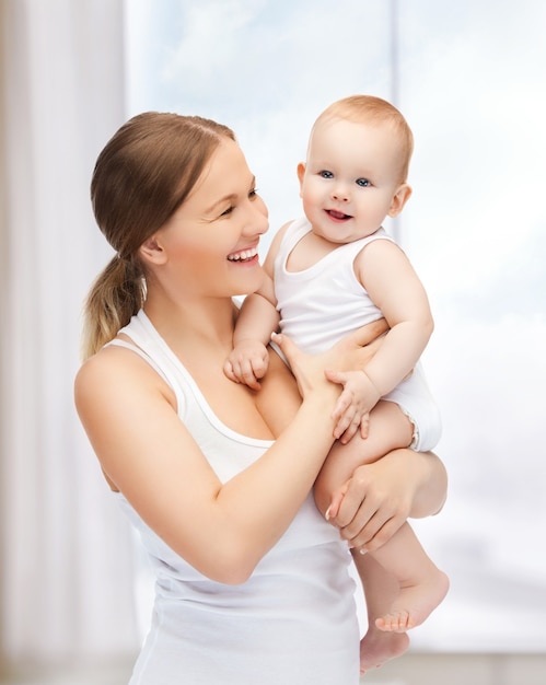 imagen de madre feliz con adorable bebé