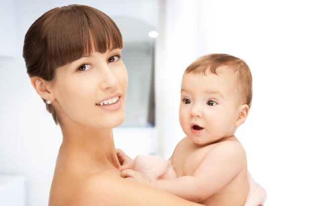 imagen de madre feliz con adorable bebé