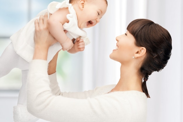 imagen de una madre feliz con un bebé adorable (enfoque en la mujer)