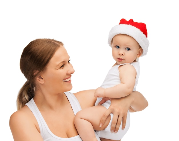 imagen de la madre feliz con el bebé en el sombrero de ayudante de santa