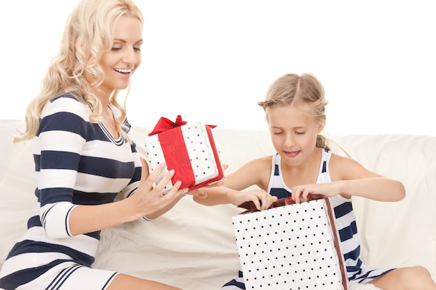 imagen de madre y niña con regalos.