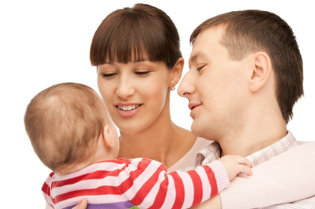 imagen de una madre y un padre felices con un bebé adorable (enfoque en el hombre)