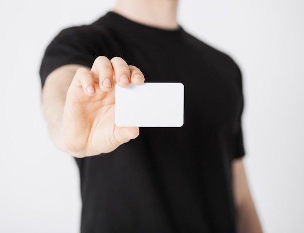 imagen de la mano del hombre con papel en blanco