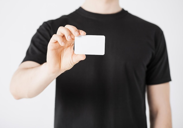 imagen de la mano del hombre con papel en blanco