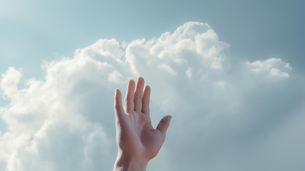Imagen de una mano que se alarga hacia el cielo sujetando un grupo de suaves y esponjosas nubes blancas.