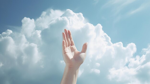 Imagen de una mano que se alarga hacia el cielo sujetando un grupo de suaves y esponjosas nubes blancas.