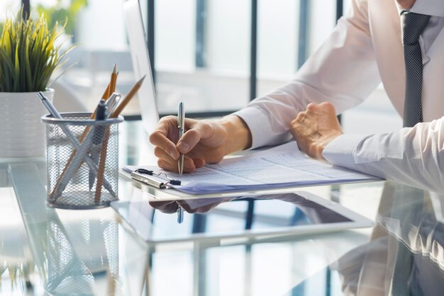 Imagen de manos de empresario tomando notas de negocios en la oficina