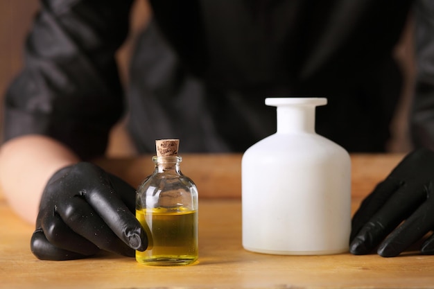 Imagen de manos femeninas con botella de aceite.