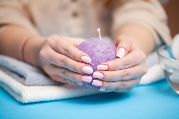 La imagen de manos femeninas con manicura perfectamente hecha.