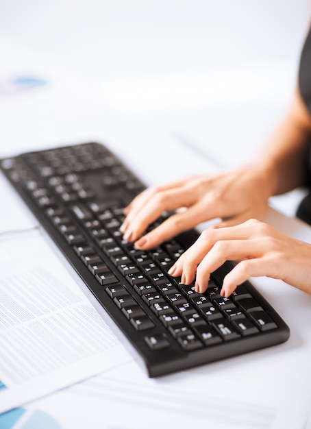 Imagen de manos de mujer escribiendo en el teclado