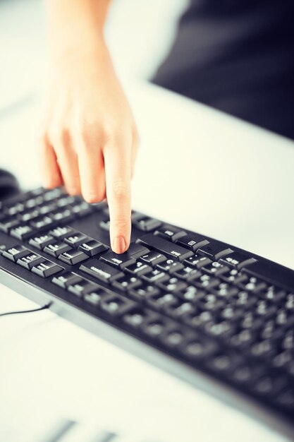 Imagen de manos de mujer escribiendo en el teclado