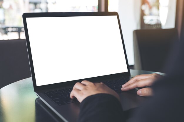 Imagen de maqueta de mujer de negocios usando y escribiendo en la computadora portátil con pantalla en blanco