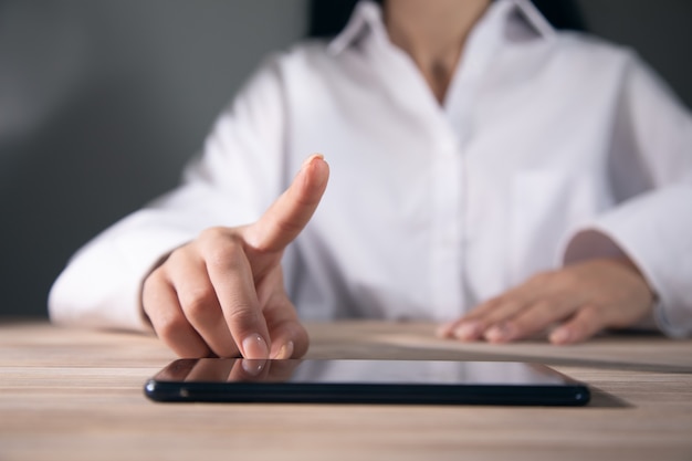 Foto imagen de maqueta de una mujer sosteniendo una mesa digital