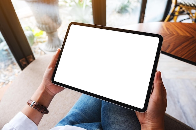 Imagen de maqueta de una mujer sosteniendo una tablet pc negra con una pantalla de escritorio blanca en blanco