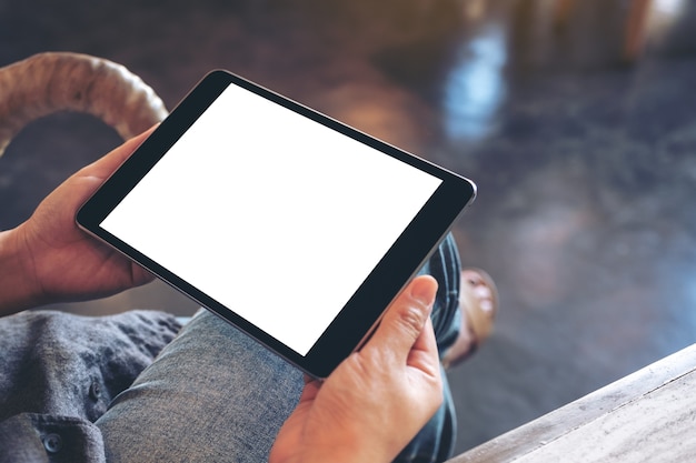 Imagen de maqueta de una mujer sosteniendo tablet pc negro con pantalla en blanco en blanco