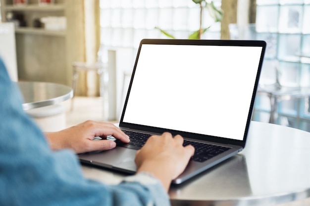 Imagen de maqueta de una mujer usando y escribiendo en una computadora portátil con pantalla de escritorio en blanco en blanco