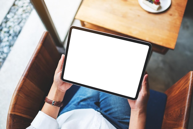 Imagen de maqueta de vista superior de una mujer de negocios con tableta digital con pantalla de escritorio en blanco en blanco