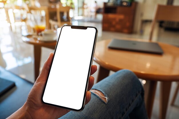 Foto imagen de maquillaje de una mujer sosteniendo un teléfono móvil con una persona de pantalla de escritorio blanca en blanco