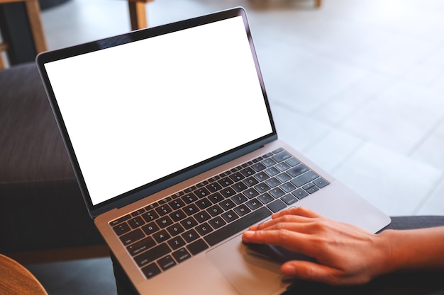 Imagen de maquillaje de una mujer trabajando y tocando el touchpad de una computadora portátil con una pantalla de escritorio blanca en blanco