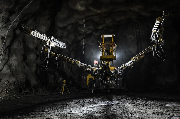 Imagen de una máquina extraña para la construcción en un túnel