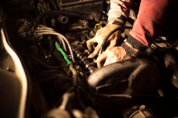 imagen de un mecánico trabajando en un servicio de automóviles Reparación y mantenimiento de automóviles