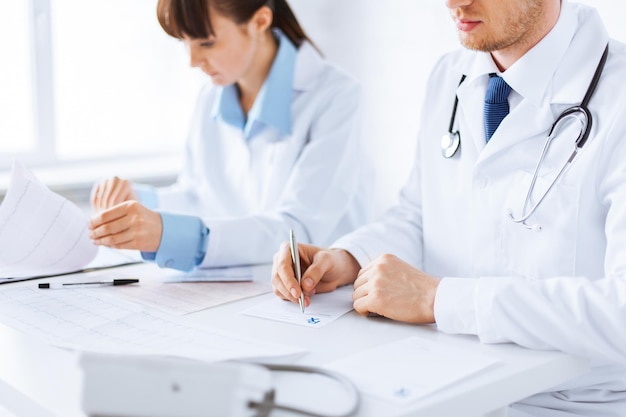 imagen de médico y enfermera escribiendo papel de prescripción