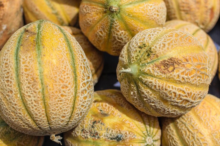 Imagen de melones almacenados en el mercado para el consumo