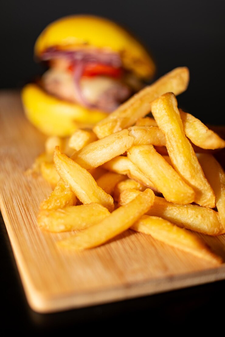 Imagen de Mini Hamburguesa Gourmet Amarilla con Papas Fritas sobre tabla de madera