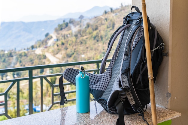 Imagen de mochila trecking y botella metálica para agua. Viajes, senderismo, concepto de senderismo. Foto de stock