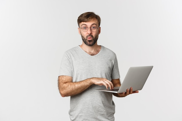 Imagen del modelo masculino sorprendido en gafas y camiseta gris