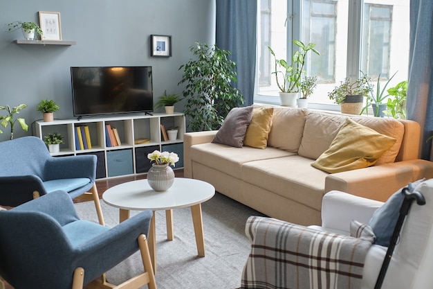 Imagen de la moderna sala de estar vacía con sofá, sillones y TV grande