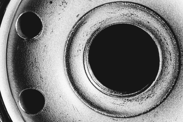 Imagen monocroma de filtro de aceite de cerca. Fotografía macro de arte de autopartes en escala de grises.