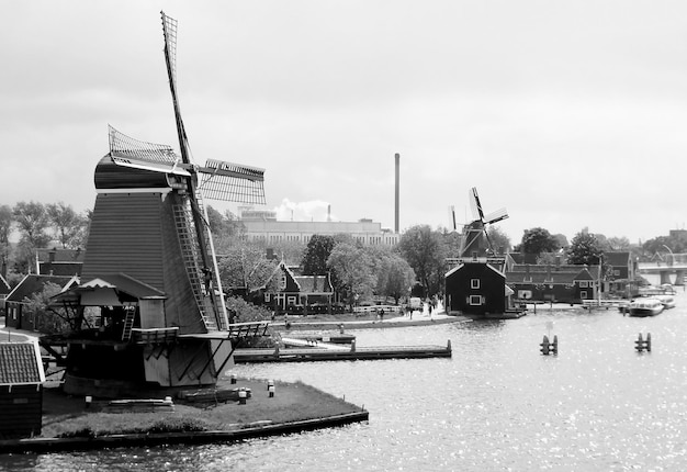 Imagen monocromática de molinos de viento holandeses tradicionales en Zaanse Schans de Holanda